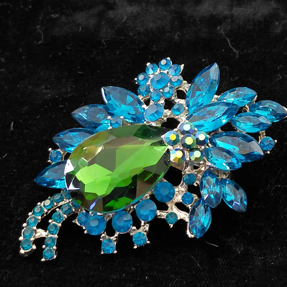 Vintage Green and Blue Crystal Brooch - Picture 4 of 4
